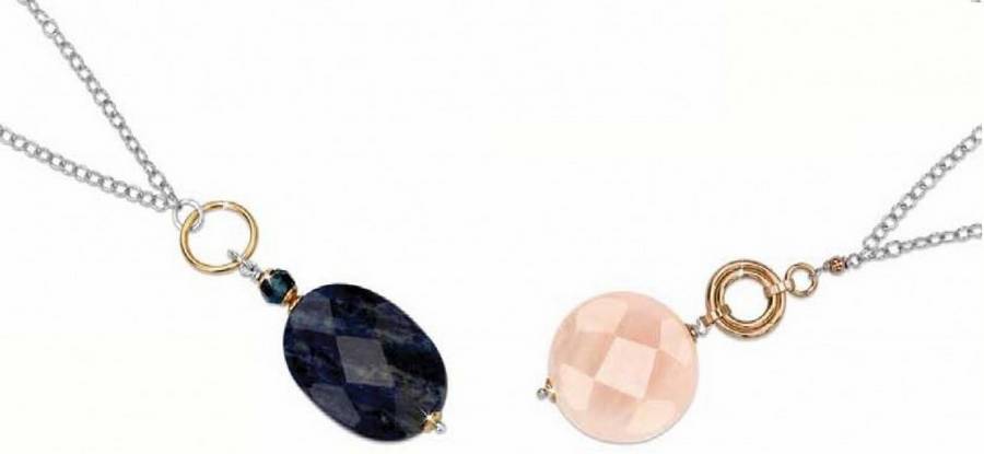 Mya: Collezione Zaira, girocollo ZR/GR01 in argento rodiato e placcato oro rosa con sodalite blu (€ 36,00); girocollo ZR/GR04 in argento rodiato e placcato oro rosa con quarzo rosa (€ 36,00).